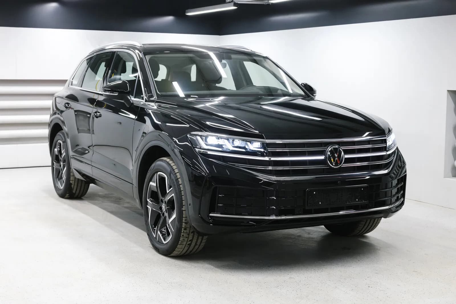 Volkswagen Touareg 2026 Sharp shadow version